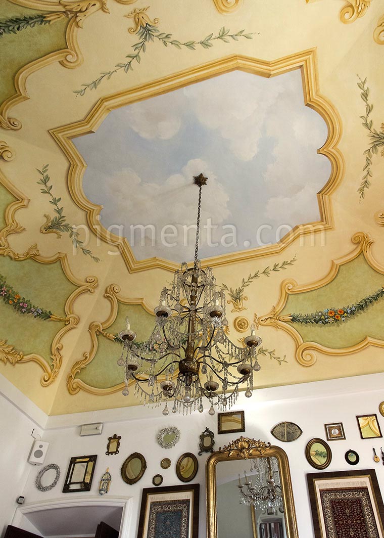 plafond d'un salon peint en trompe l'oeil
