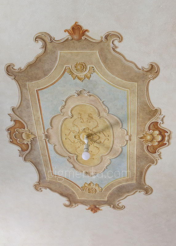 rosone decorativo barocco dipinto su soffitto