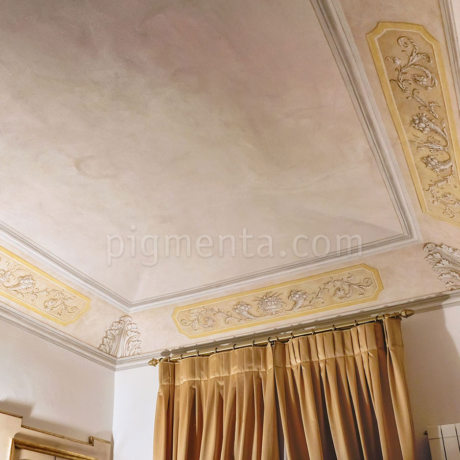 soffitto con rilievi floreali dipinti in finto stucco